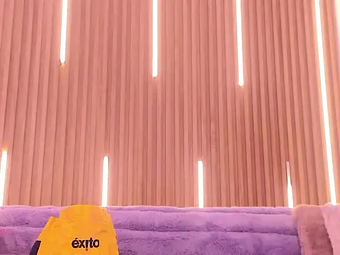 ArianaSantana online show from December 4, 2025, 1:21 pm