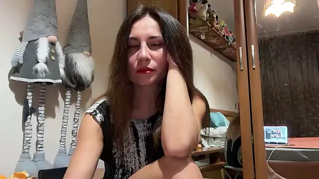 Cyreluna online show from November 18, 2025, 4:21 pm