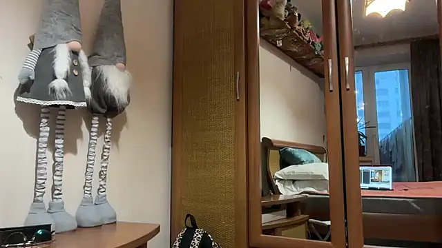 Cyreluna online show from November 17, 2025, 1:15 pm