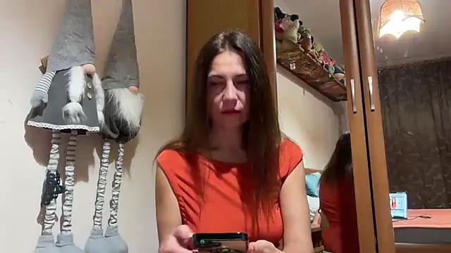 Cyreluna online show from November 13, 2025, 4:00 pm