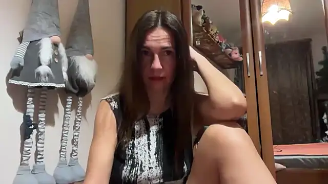 Cyreluna online show from November 20, 2025, 4:51 pm