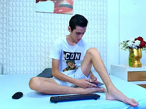 LuigiMarchetti online show from October 3, 2025, 7:37 pm