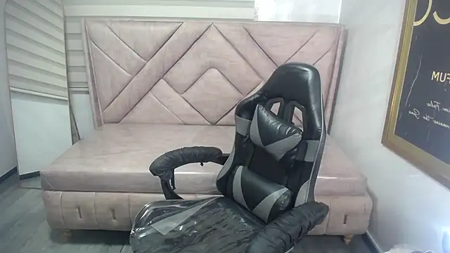 Tifany v online show from September 28, 2025, 1:07 pm