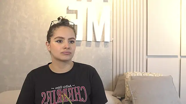 Tayler Kim online show from September 23, 2025, 6:04 pm