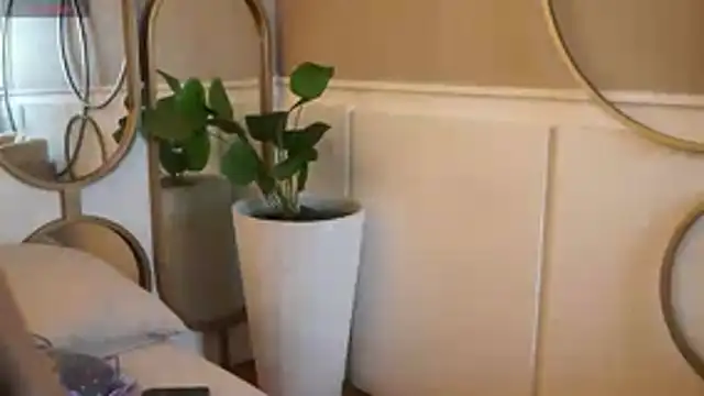 Tayler Kim online show from November 7, 2025, 3:38 pm