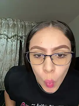 Snapshot of Tayler_Kim chatting on April 22, 2026, 10:16 pm Tayler Kim online show from April 22, 2026, 10:16 pm