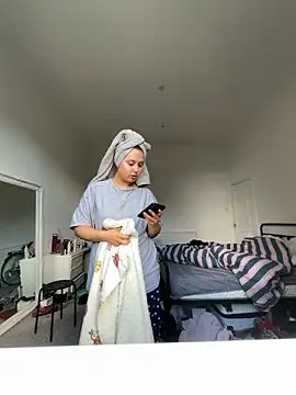 Snapshot of RoseMaee chatting on October 25, 2025, 9:19 am RoseMaee online show from October 25, 2025, 9:19 am