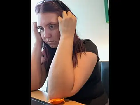 Snapshot of RoseMaee chatting on October 24, 2025, 9:52 am RoseMaee online show from October 24, 2025, 9:52 am