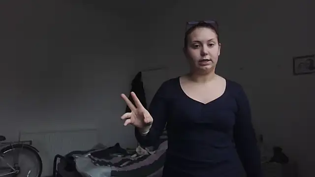 Snapshot of RoseMaee chatting on October 18, 2025, 8:27 am RoseMaee online show from October 18, 2025, 8:27 am