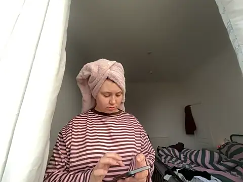 Snapshot of RoseMaee chatting on November 22, 2025, 11:09 am RoseMaee online show from November 22, 2025, 11:09 am