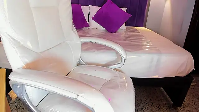 Miss Francheska online show from April 17, 2026, 11:57 am