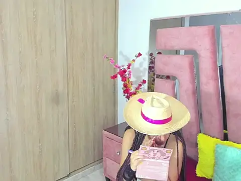 MaraKarly online show from October 31, 2025, 2:02 pm