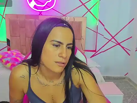 charlotthe ee online show from November 18, 2025, 7:17 pm