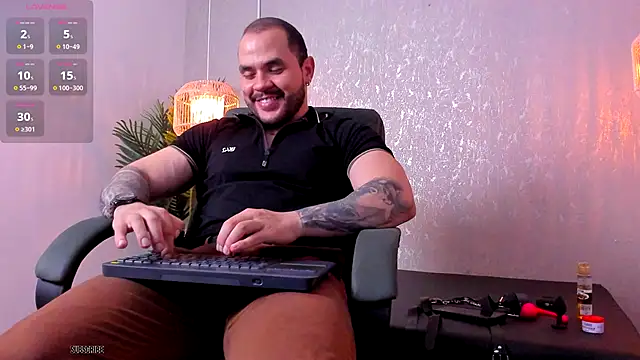 Snapshot of Hershell_Fit chatting on October 7, 2025, 7:37 pm Hershell Fit online show from October 7, 2025, 7:37 pm