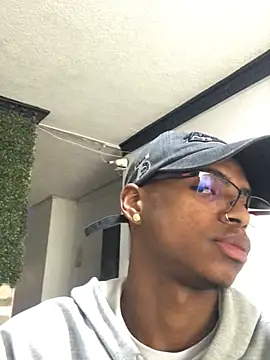 Snapshot of criss_zuri chatting on February 16, 2026, 1:21 pm criss zuri online show from February 16, 2026, 1:21 pm