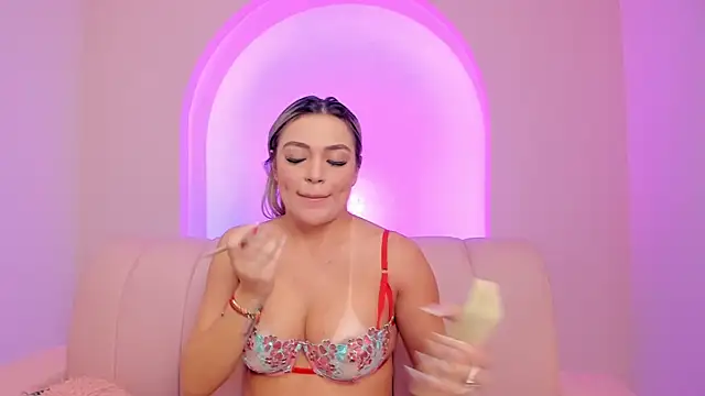 milaowens online show from May 15, 2026, 1:20 pm