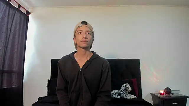 mhatias  online show from November 17, 2025, 4:00 pm