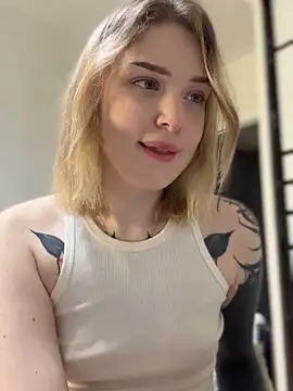 Snapshot of elliss_ chatting on October 24, 2025, 3:11 pm elliss online show from October 24, 2025, 3:11 pm