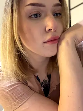 Snapshot of elliss_ chatting on November 15, 2025, 3:27 pm elliss online show from November 15, 2025, 3:27 pm