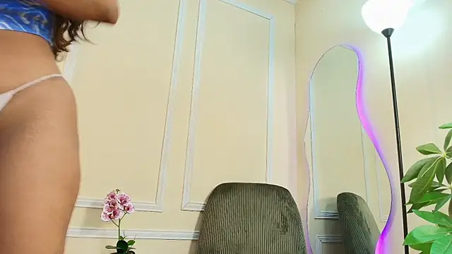 keila hott20 online show from October 11, 2025, 12:39 pm