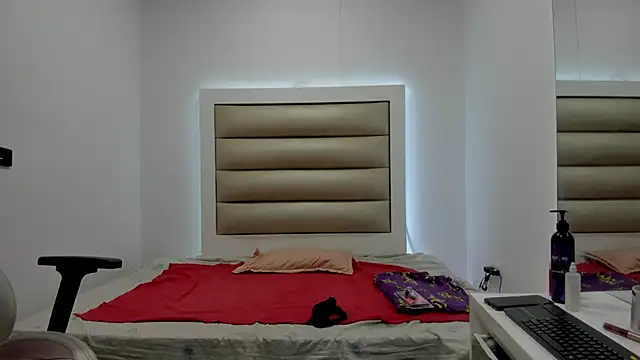 Luna and lindsy online show from November 24, 2025, 10:48 am