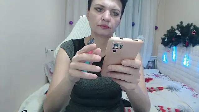 AvaSaturnian online show from December 14, 2025, 1:17 pm