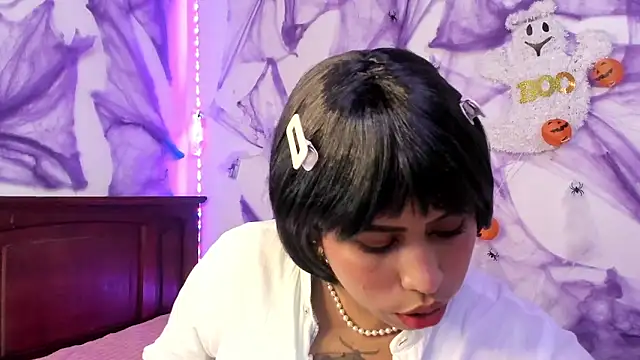 Snapshot of Michluxe_69 chatting on October 10, 2025, 11:49 pm Michluxe 69 online show from October 10, 2025, 11:49 pm