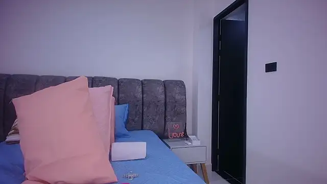 sweegirl69 online show from November 6, 2025, 12:09 pm