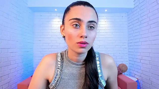 sofiapalacioss online show from September 13, 2025, 5:02 pm