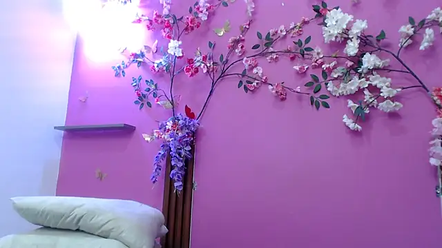 skinnysofia18 online show from April 19, 2026, 6:10 pm