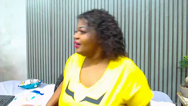 ROYALASS25 online show from May 8, 2026, 2:43 pm
