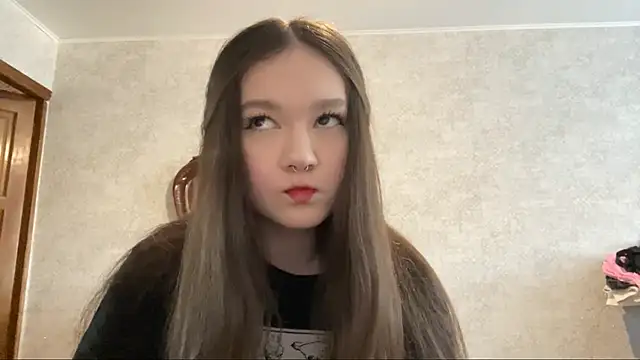 Pikmigirl18 online show from September 10, 2025, 1:32 pm