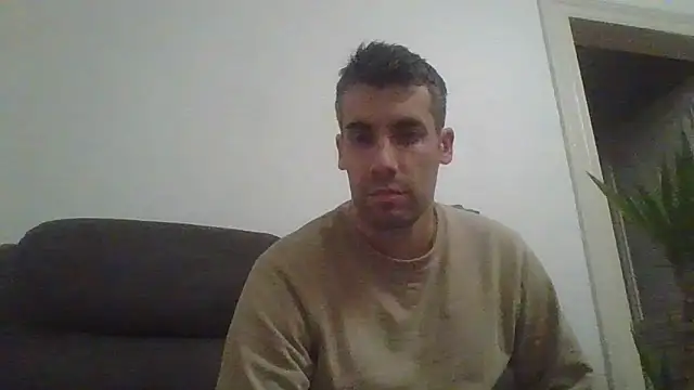 JulioIsHere4you online show from December 18, 2025, 10:46 pm