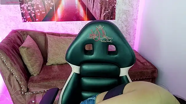 Ariannaa m online show from November 4, 2025, 7:39 pm