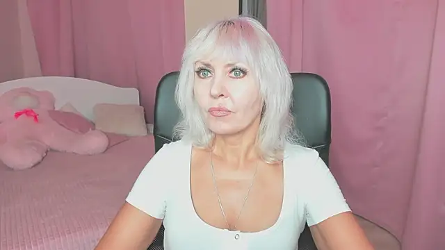 MissVall online show from September 24, 2025, 4:13 pm