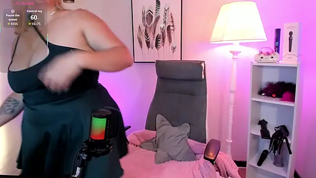 hollie joliie online show from March 28, 2026, 12:06 pm