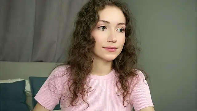 ZeniaBolich online show from September 26, 2025, 9:21 pm