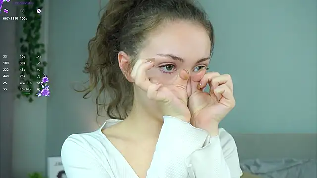 ZeniaBolich online show from November 5, 2025, 10:35 pm