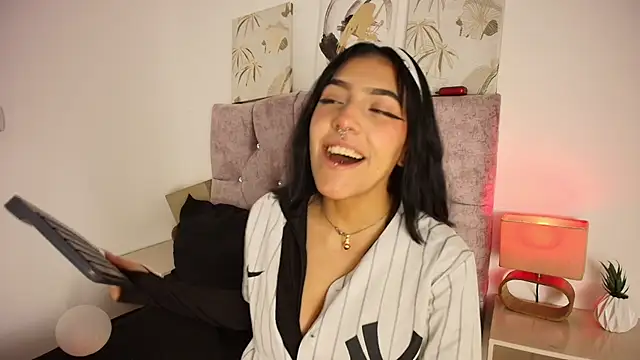 Snapshot of Dulce_Bella_ chatting on February 24, 2026, 3:40 am Dulce Bella online show from February 24, 2026, 3:40 am