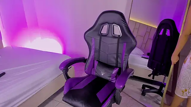 JennyLawrence online show from October 17, 2025, 7:48 pm