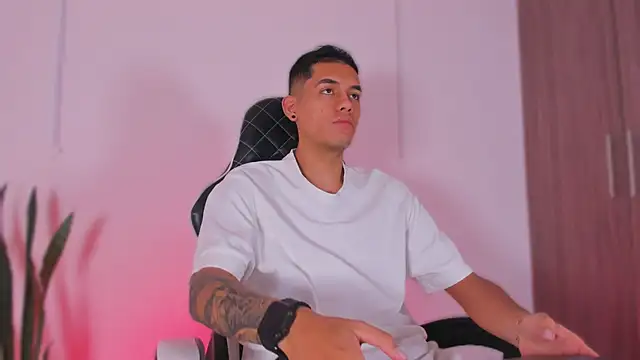 Snapshot of Nickyblazze_ chatting on October 18, 2025, 12:07 pm Nickyblazze online show from October 18, 2025, 12:07 pm