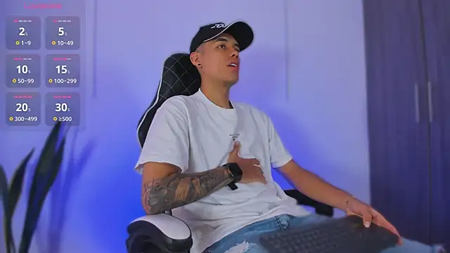 Snapshot of Nickyblazze_ chatting on November 17, 2025, 1:15 pm Nickyblazze online show from November 17, 2025, 1:15 pm