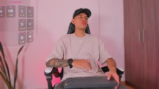 Snapshot of Nickyblazze_ chatting on November 11, 2025, 1:28 pm Nickyblazze online show from November 11, 2025, 1:28 pm