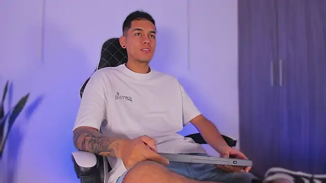 Snapshot of Nickyblazze_ chatting on October 20, 2025, 11:55 am Nickyblazze online show from October 20, 2025, 11:55 am