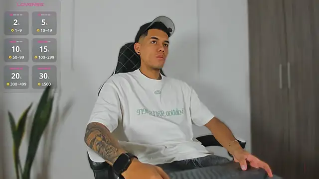 Snapshot of Nickyblazze_ chatting on November 14, 2025, 12:53 pm Nickyblazze online show from November 14, 2025, 12:53 pm