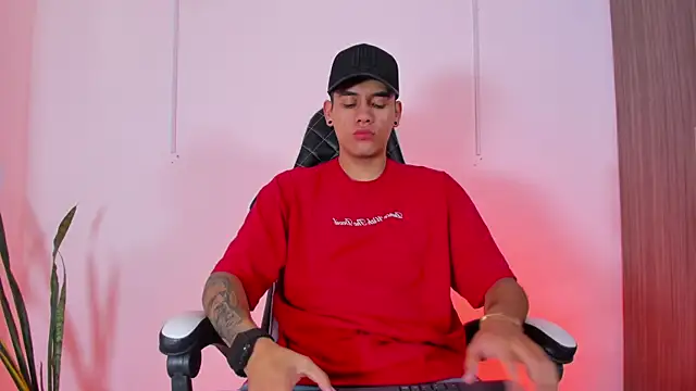 Snapshot of Nickyblazze_ chatting on October 14, 2025, 1:12 pm Nickyblazze online show from October 14, 2025, 1:12 pm