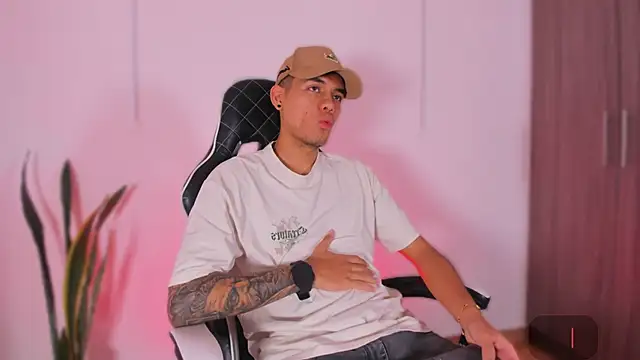 Snapshot of Nickyblazze_ chatting on October 23, 2025, 12:37 pm Nickyblazze online show from October 23, 2025, 12:37 pm