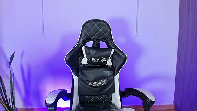 Snapshot of Nickyblazze_ chatting on October 13, 2025, 12:07 pm Nickyblazze online show from October 13, 2025, 12:07 pm