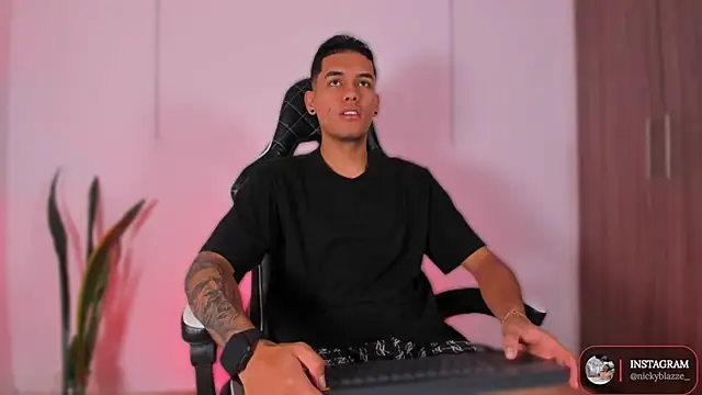 Snapshot of Nickyblazze_ chatting on October 27, 2025, 2:29 pm Nickyblazze online show from October 27, 2025, 2:29 pm