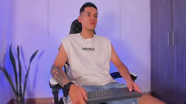 Snapshot of Nickyblazze_ chatting on November 3, 2025, 1:04 pm Nickyblazze online show from November 3, 2025, 1:04 pm